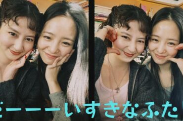 河北麻友子、横田真悠、お揃いのネックレスでツーショット