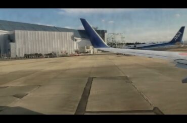 伊丹空港から出発するためにタキシングを自走するB38からの景色。窓が傷だらけでピントが窓にもっていかれまくってます。 2023年12月23日