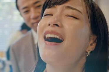 広瀬すず、“究極すぎる選択”に苦悩　キュートな表情連発　マクドナルド新CM マックにフラッペがやってきた「ティーorコーヒー」篇