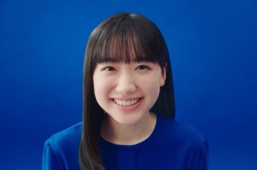 芦田愛菜、青のワンピ姿でキュートな笑顔　2024年の抱負を漢字一文字で表すと？　SBI損保新CM＆インタビュー