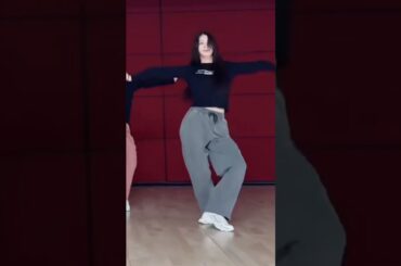 【NiziU】アヤカSOLO💃🏻💃🏻💃🏻💃🏻 (📷by RIKU)  #AYAKA #NiziU #ニジュー #니쥬 #WithU