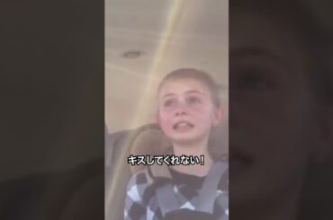 悲しそうに泣く女の子