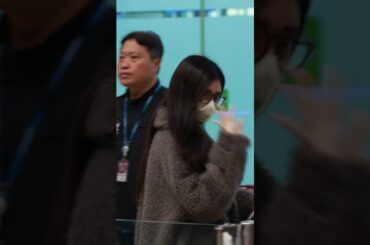 NiziU、ファンに挨拶をしながら出国する妖精たち #shorts