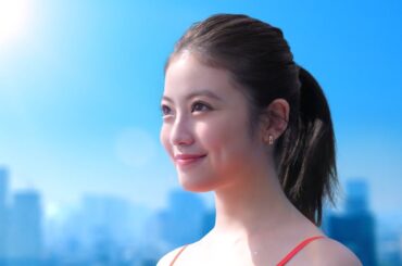 今田美桜、鮮やかキャミワンピで美肌披露　友人とはしゃぐ姿も！　コーセーコスメポート「サンカット」新CM「サンカット 絶対やかない宣言」編