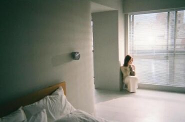 新着- 白石麻衣、お部屋の隅っこにちょこん。遠距離ショットでも透明感ダダ漏れ