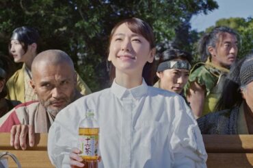 新垣結衣、爽やか白ブラウス姿でにっこり　“16人の用心棒”に守られる!?　CMキャラ16年目！「アサヒ 十六茶」新CM「わたしの味方」編