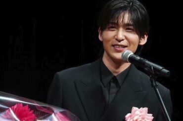 Snow Man目黒蓮「silent」で共演した“戦友”川口春奈から花束をもらってニッコリ