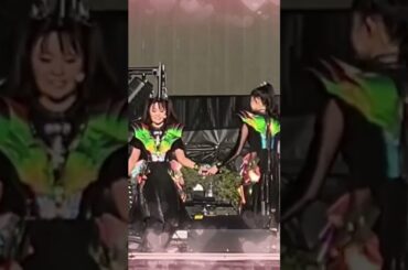 【BABYMETAL】SU-METALとMOAMETALの微笑ましい瞬間🦊【A funny moment between SU-METAL and MOAMETAL】 #shorts