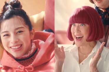 中条あやみ、オレンジ色のパーカ姿でくつろぐ　LiLiCoは大胆なボブヘアを披露　「ホットペッパービューティー」新CM