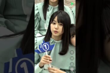 瀧野由美子の肩に首を預ける甲斐心愛