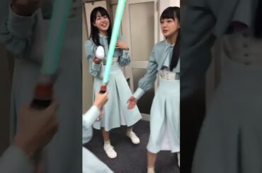 ライトセーバーではしゃぐ瀧野由美子と甲斐心愛と福田朱里