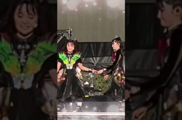 【BABYMETAL】A funny moment between SU-METAL and MOAMETAL💖　#shorts  #reaction #japan