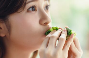 桜田ひより、キュートに焼き肉ぱくり！美脚もチラリ！　濱田岳と“兄妹”に　エバラ「黄金の味」新テレビCM