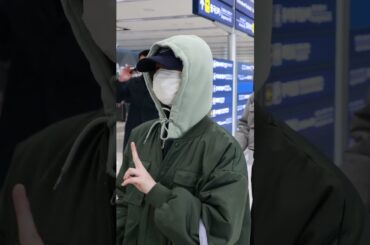 NiziU RIO、カメラを眺めながら可愛いVポーズ~！ #shorts