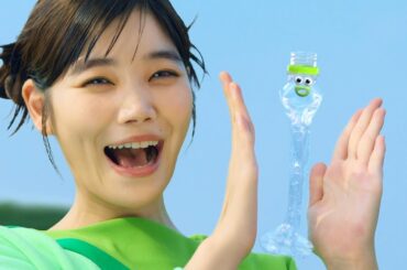 セントチヒロ・チッチ、楽しく歌って踊る！　岡崎体育と“ボトルの循環”を提案　「い･ろ･は･す」新CM「い･ろ･は･す 未来の誰かにバトンをつなごう篇」