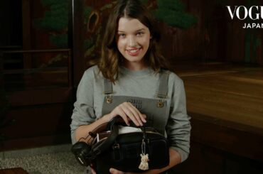 エヴァ・アンダーソンのバッグの中身は？愛読書や日本のスイーツなど。| In The Bag | VOGUE JAPAN
