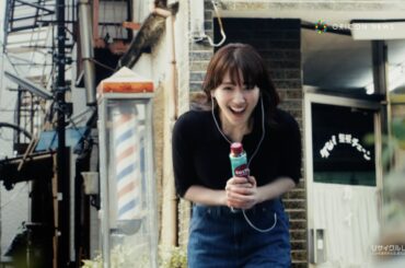 綾瀬はるか、道端で見つけたカワイイ子に大接近！　『コスタコーヒー』新CM「寄り道」篇