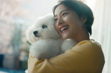 石原さとみ、モフモフの愛犬抱っこ！ペット愛が暴走!?／NTTドコモCM