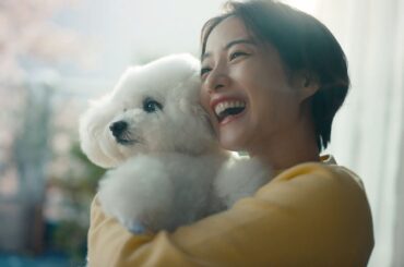 石原さとみ、愛犬にメロメロ　写真映りを巡り友人と駆け引き!?　NTTドコモ新CM「iPhone『うちの子』」編