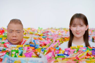 出川哲朗、お菓子に埋もれてシュールな一言！？注目の若手俳優・畑芽育とCM初共演　ブルボン プチシリーズ 新TVCM