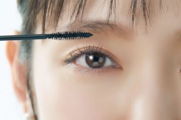 吉岡里帆、美しい目元どアップ！　盛れた自分に思わずにっこり　D-UP新CM「ディーアップ 毛先まで“つる〜ん”と伸びる」編