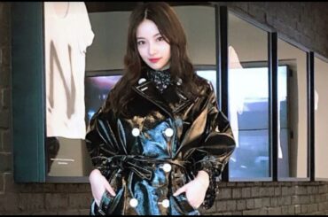 黒のエナメルコートで颯爽と歩く村瀬紗英と追っかける渋谷凪咲