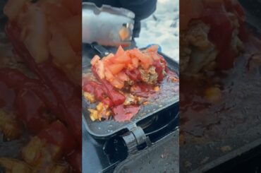 雪山で絶品ハンバーグを焼く！ Eating a delicious hamburger on a snowy mountain #shorts #cooking #camping #asmr