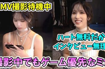 "ONE SPARK"の撮影現場で姿勢よくゲームする本業ゲーマー副業アイドルのミナ