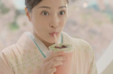 広瀬すず、ピンクの和服姿でキュートな表情　選択迫るナイツに大慌て!?　マクドナルド新CM「マックに春のフラッペがやってきた 茶室篇」