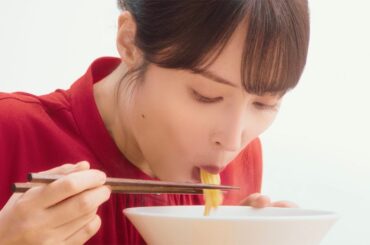 広瀬アリス、豪快に麺をすする！　アインシュタイン稲田も登場　日清ラ王 新TVCM「日清ラ王 どーせ買うなら 篇」