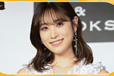 高橋ひかる、美脚すらりのスカートコーデ　変形デザインで大人っぽく