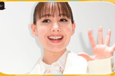 トリンドル玲奈、大胆ミニで美脚を披露　透け感シャツでフェミニンに