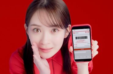 畑芽育、真っ赤なワンピで明るく元気！お茶目な表情も／マイペイメントCM＋インタビュー