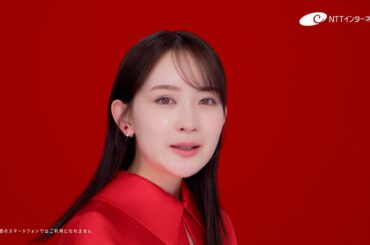 畑芽育、真っ赤な衣装に注目！　レジの店員とコミカルな掛け合いも　「マイペイメント」新CM「マイペイメント支払い」編