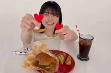 日向坂46 丹生明里 H46MODE 発売まで残り14日 ハンバーガーを食べてるが時ハッピーな丹生ちゃん♪ 丸善ジュンク堂のにぶちゃんのフォトカードぜひゲットしてください！3月19日発売
