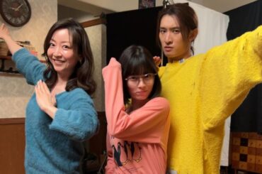 Snow Man・向井康二、お似合いの黄色ニットでレンジャーポーズ！「リビングの松永さん」シェアハウスの仲良しな3人