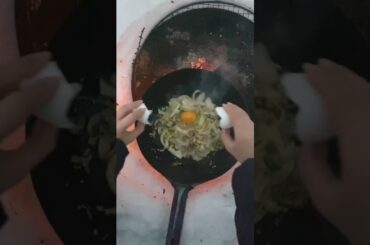 雪山で作るスタミナ焼きが最高！The stamina-yaki made on a snowy mountain is the best #shorts #easelartstudio #asmr