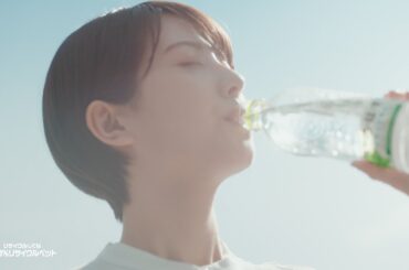 浜辺美波、セントチヒロ・チッチと初共演　「い･ろ･は･す」新CM「い･ろ･は･す 森と水とみんなの未来篇」