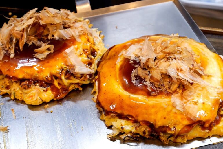 驚愕の爆量焼きそば豚玉ラッシュ！凄まじい鉄板さばきが炸裂する大阪お好み焼き店に密着丨Best Okonomiyaki in Osaka