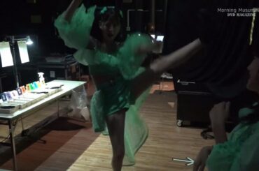 モーニング娘。'24 『バックステージで踊るメンバーたち。足の長さが際立つほまちゃん』