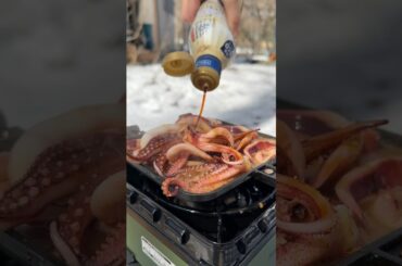 雪山で食べる至高の「イカのバター醤油焼き」The ultimate `squid grilled in butter and soy sauce'on a snowy mountain #shorts