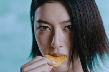 三吉彩花、セクシー＆クールな衣装でウオーキング　“濃厚”かつ“爽快”な表情に注目　「湖池屋ストロング」新CM「五感快感」」編