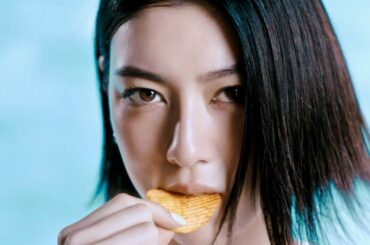 三吉彩花、セクシーなドレスでストロングにかじる！湖池屋ストロングCM＋インタビュー