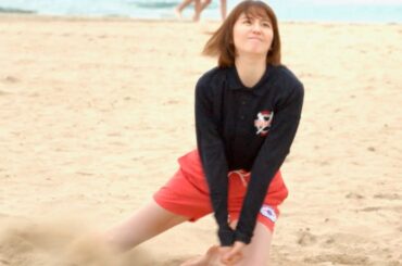 長澤まさみ、ショートパンツで美脚披露！華麗にビーチバレー／クボタCM