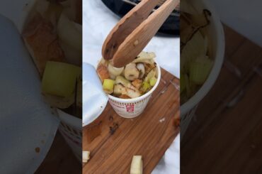 雪山で作る究極のカップ麺アレンジはこれだ！This is the ultimate instant noodle recipe to make on a snowy mountain!