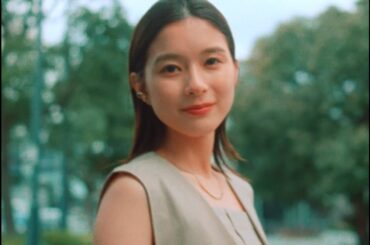 芳根京子、すらりとした二の腕が際立つノースリーブ姿で登場「ROPÉ PICNIC」Web動画が公開