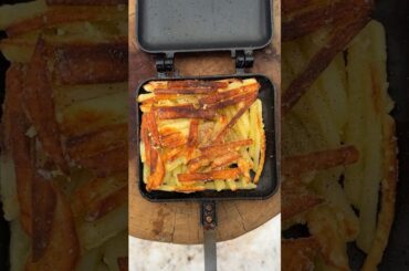 雪山で食べる至高の「ハッシュドポテト」The supreme "hashed potatoes" eaten in the snowy mountain #shorts #easelartstudio
