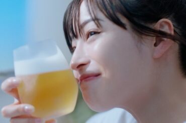広瀬すず、ラフなTシャツ姿でリラックス　お昼からビール堪能　「ザ・プレミアム・モルツ 〈ジャパニーズエール〉香るエール」新ウェブCM「はじめたくなる、空ですね！」編