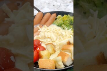 雪山で最高のチーズフォンデュを作る Making the best cheese fondue in the snowy mountains #shorts #easelartstudio