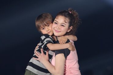 村重杏奈と〝可愛すぎる〟弟・匠真くんが初ランウェー ハグ＆ハートに大歓声